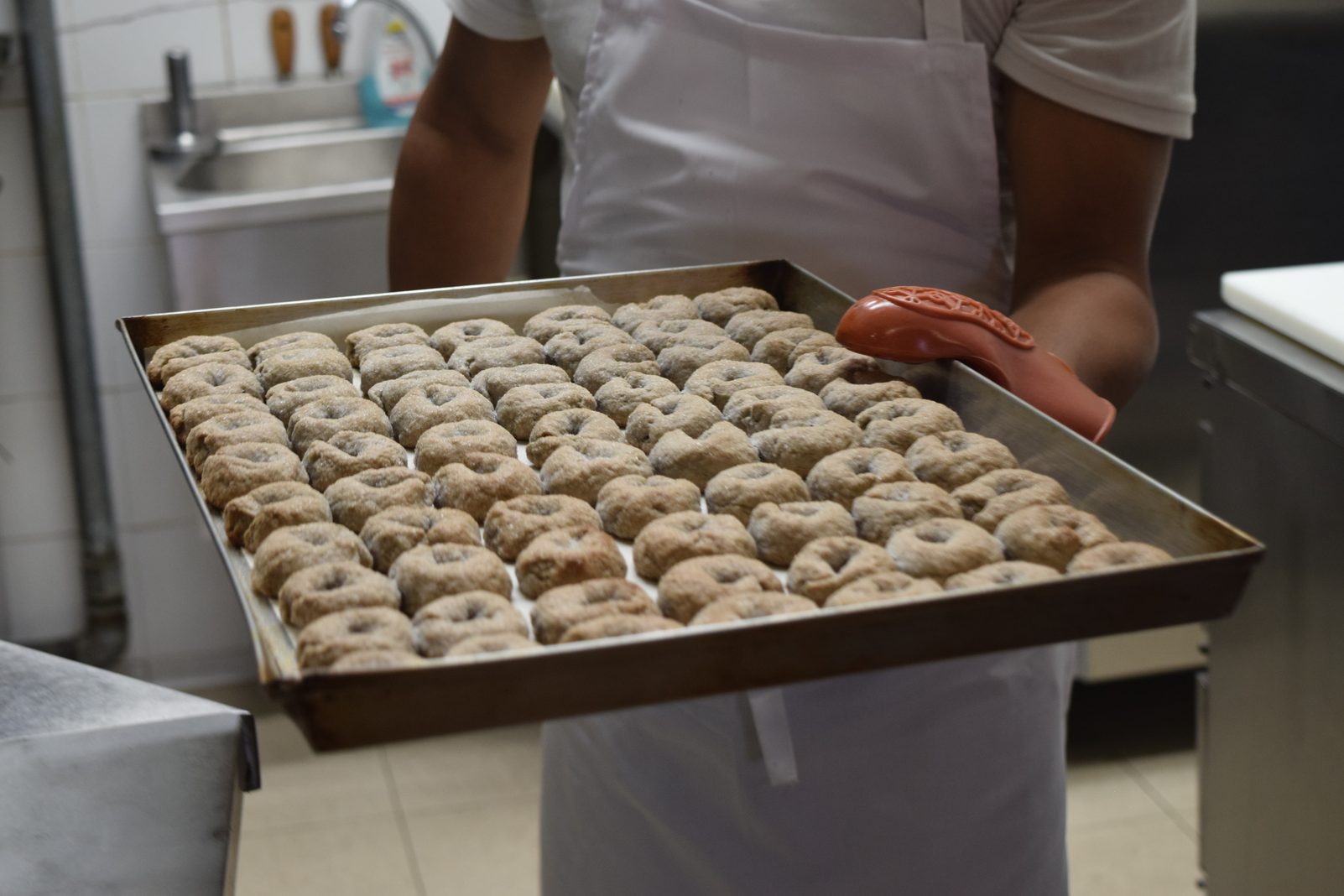 Teglia di preparazioni fatte in casa appena pronte