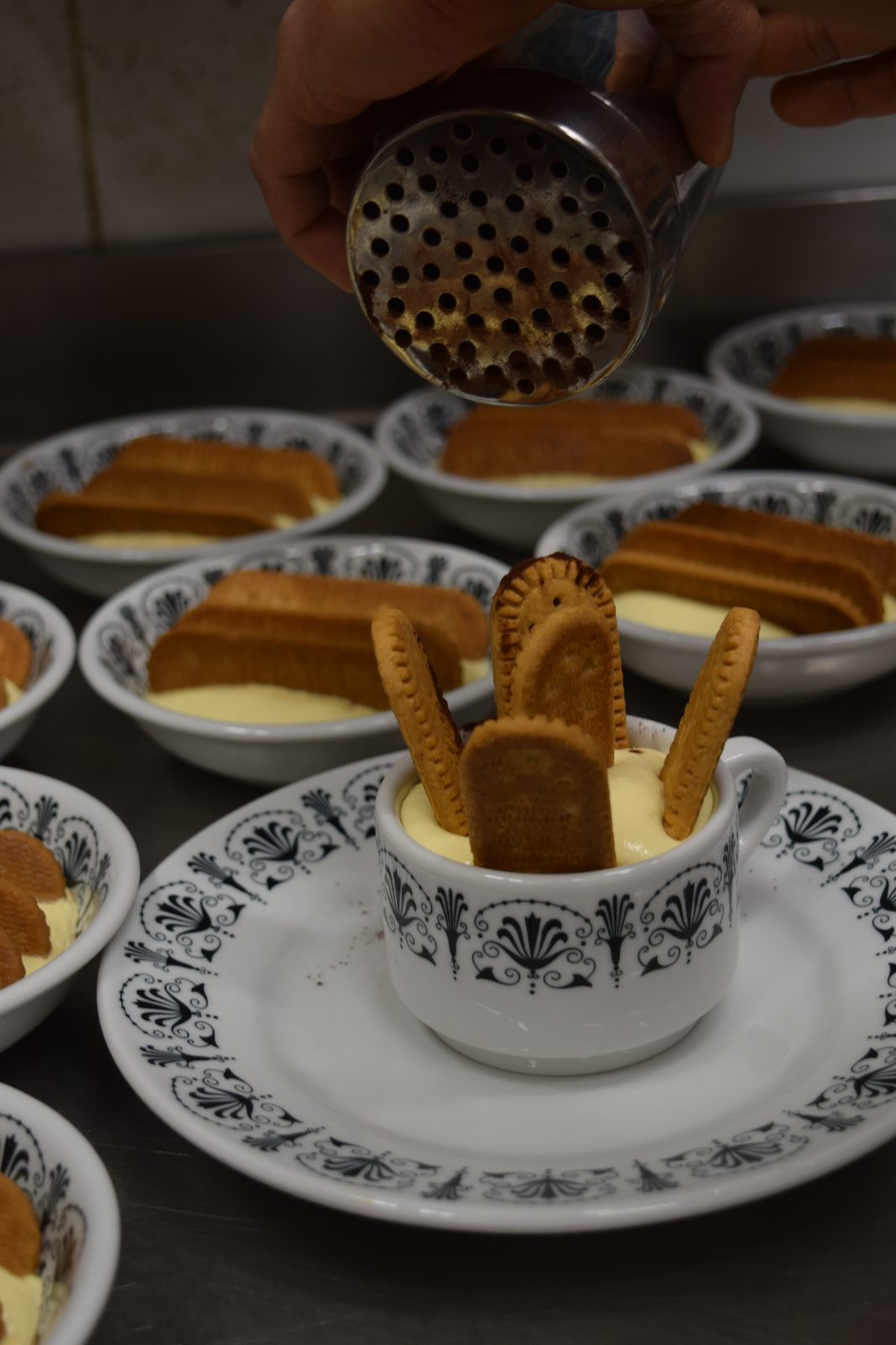 Dolce al cucchiaio con i savoiardi, la spolverata finale