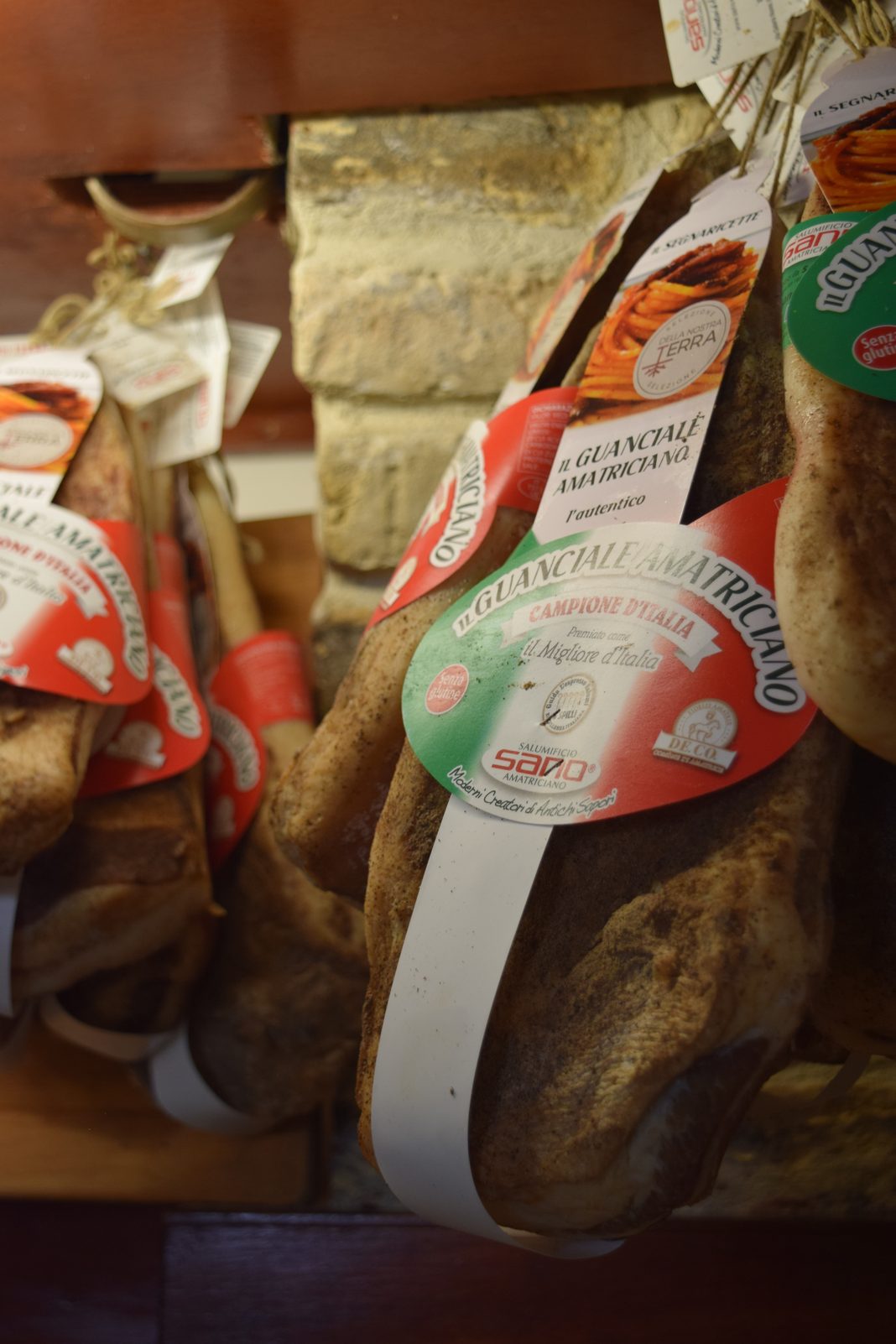 Guanciale e salumi abruzzesi appesi in dispensa
