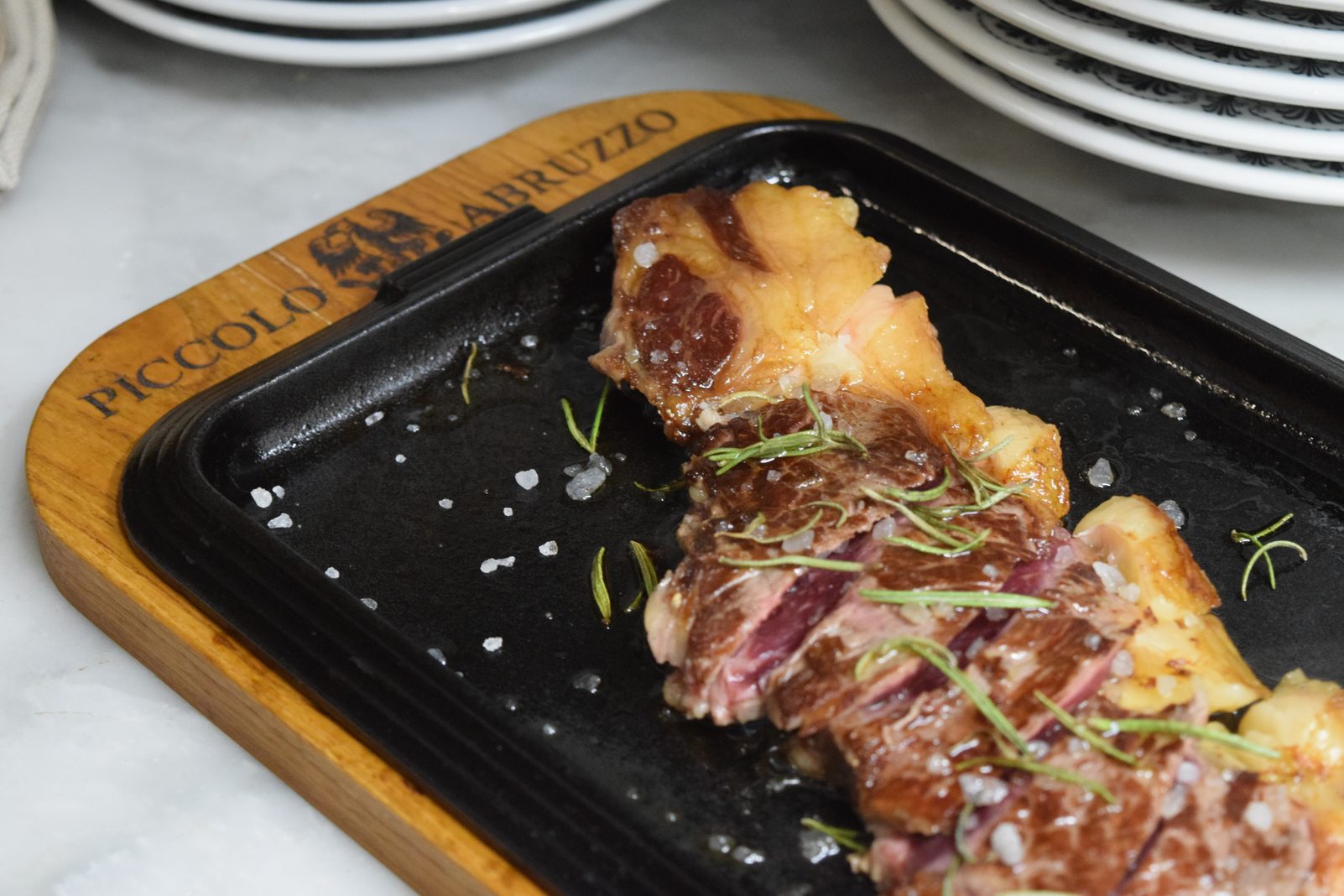 Tagliata servita sul tagliere Piccolo Abruzzo