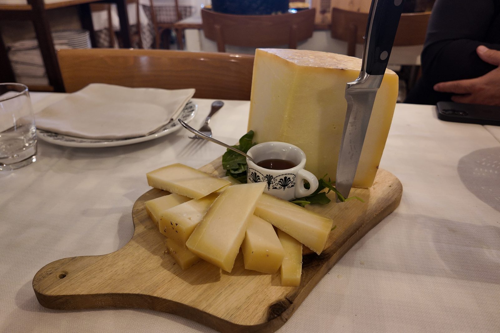 Tagliere di pecorino servito con il miele