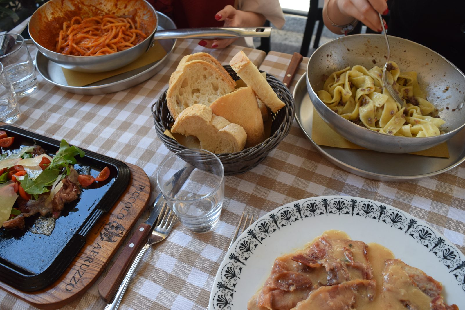 La tavola apparecchiata con i piatti del giorno — Ristorante Piccolo Abruzzo