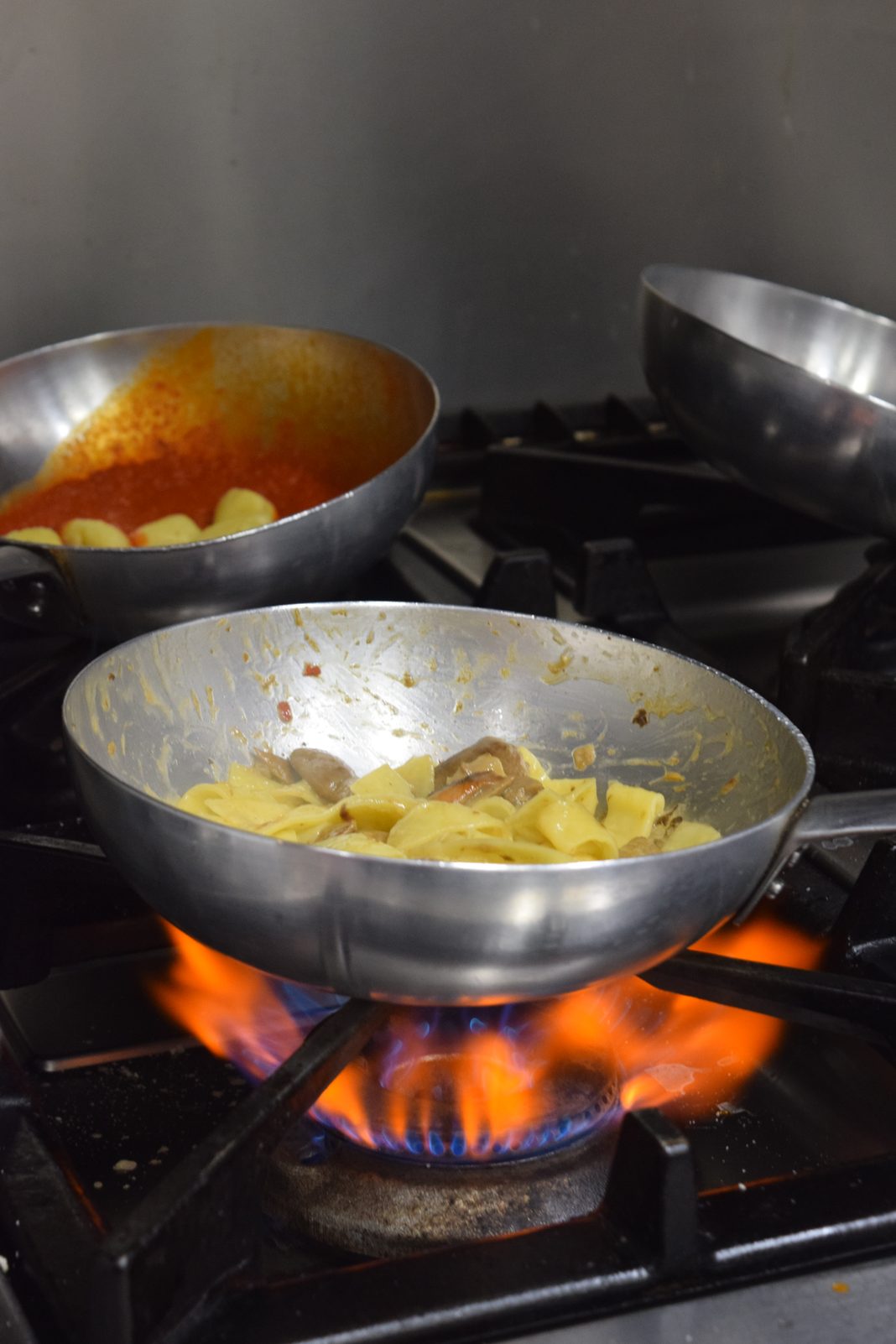 Tortellini saltati in padella sul fuoco